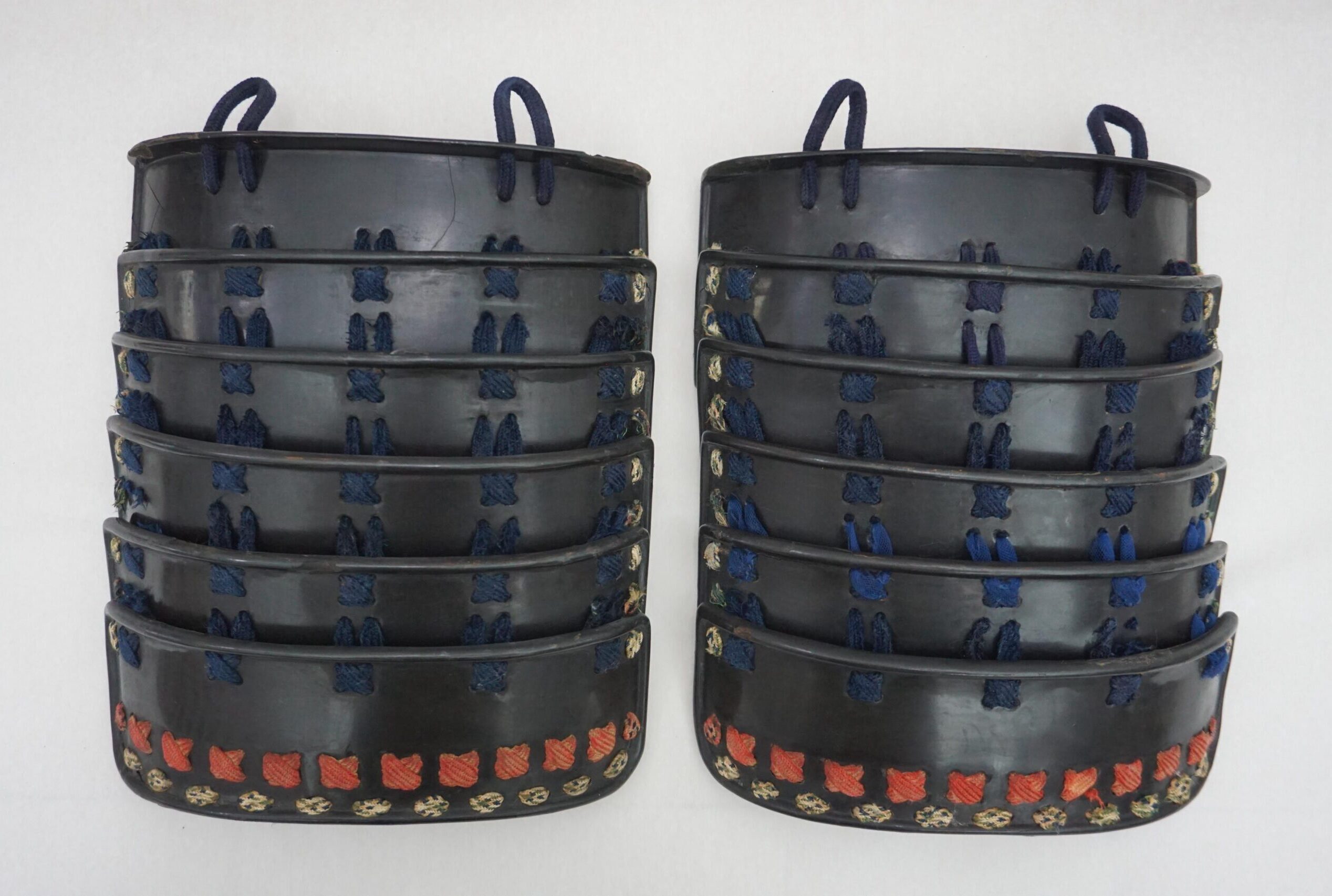 “Sode” (spallacci) Armatura giapponese, Periodo Edo. Collezione privata. Dopo l’intervento di restauro eseguito in collaborazione con Carolina Tamagnone Restauro (metalli) e Restart conservazione (lacche urushi). ©️ MC - Mammoliti Camilla, 2024