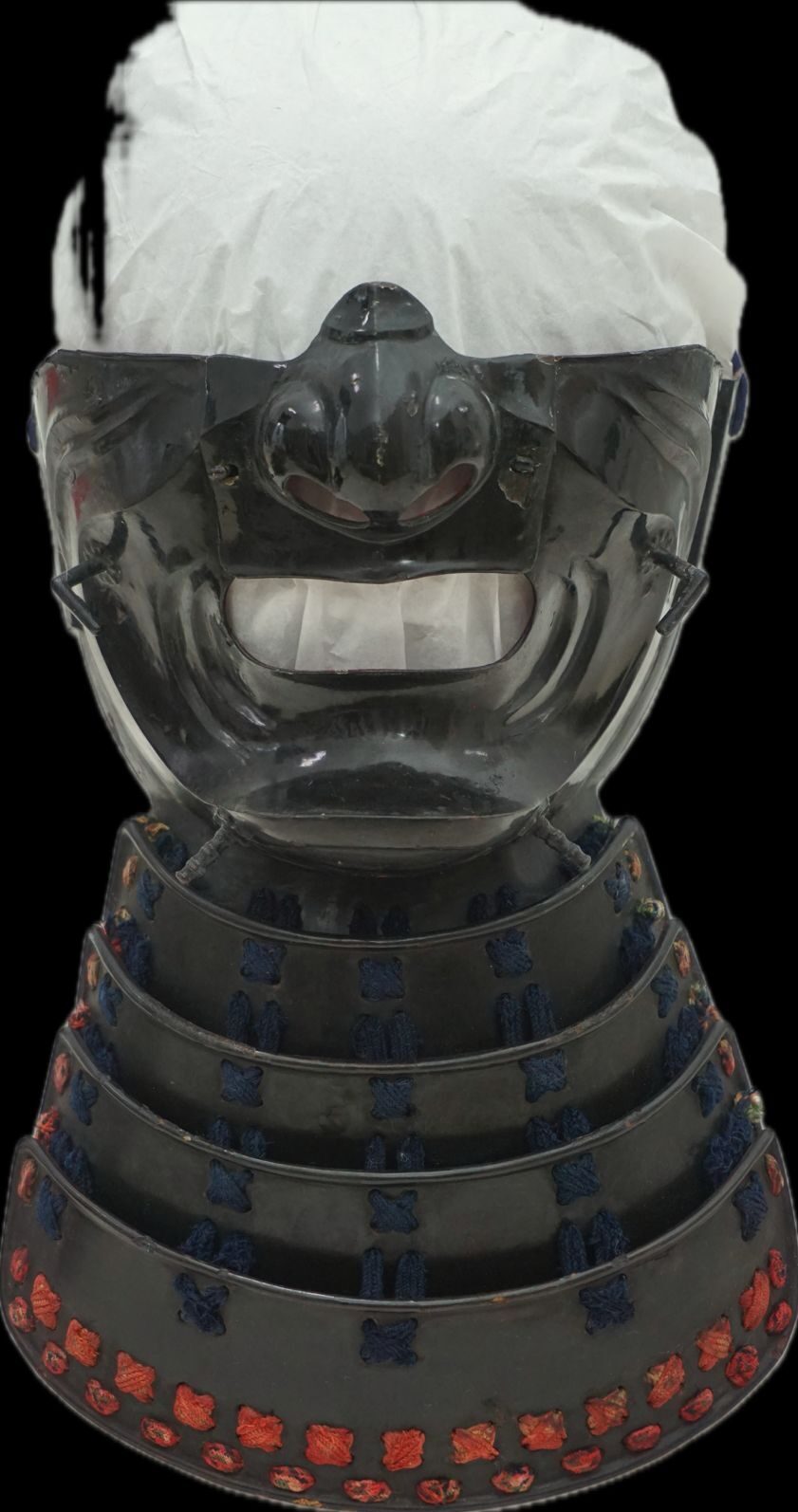 “Menpo” (maschera) Armatura giapponese, Periodo Edo. Collezione privata. Dopo l’intervento di restauro eseguito in collaborazione con Carolina Tamagnone Restauro (metalli) e Restart conservazione (lacche urushi). ©️ MC - Mammoliti Camilla, 2024